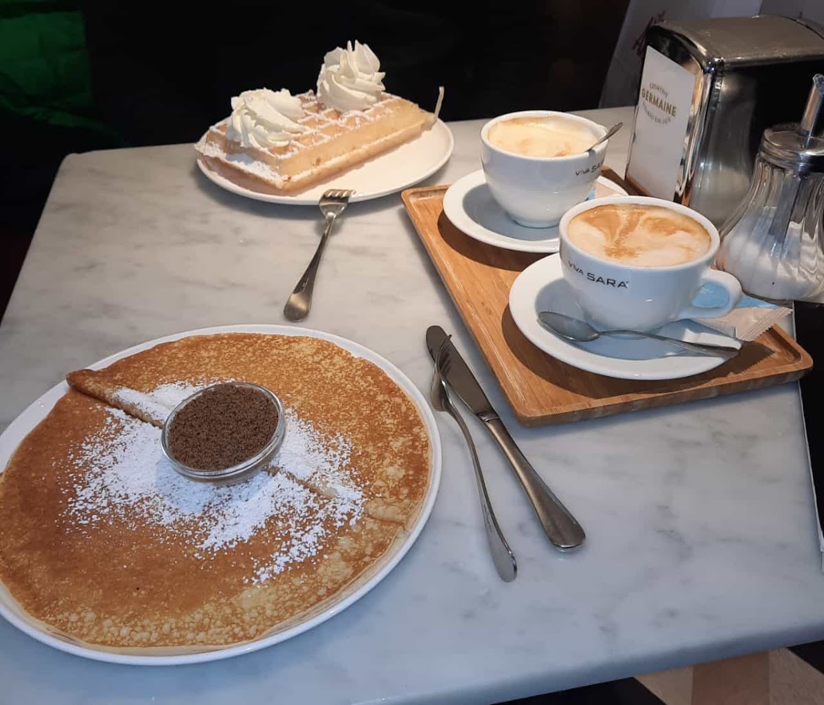 Wafel, pannenkoek en cappuccino