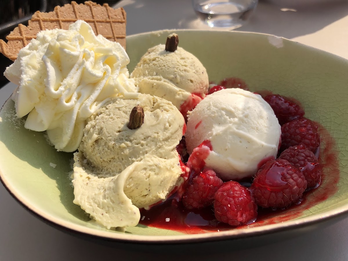Gelato coupe met pistache en frambozen